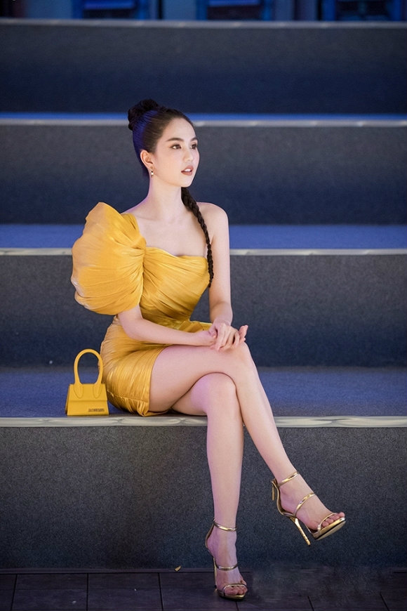 Style đưa Ngọc Trinh trở về với lứa tuổi của một cô nàng nữ sinh trung học mưới tám, đôi mươi.
