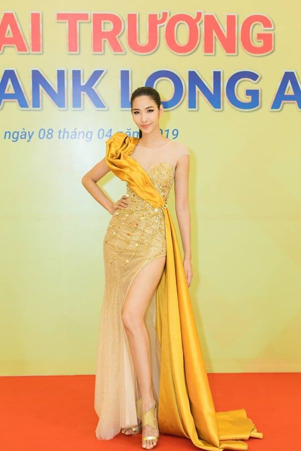 Được cách điệu thêm phần tà, làm tăng thêm sự nữ quyền cho người mặc.  