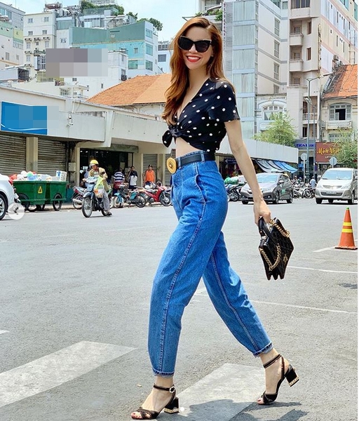 Hồ Ngọc Hà thời thượng khi kết hợp quần jean với crop-top chấm bi khoe vòng eo con kiến xuống phố Sài Gòn khiến ai cũng phải ngước nhìn.  