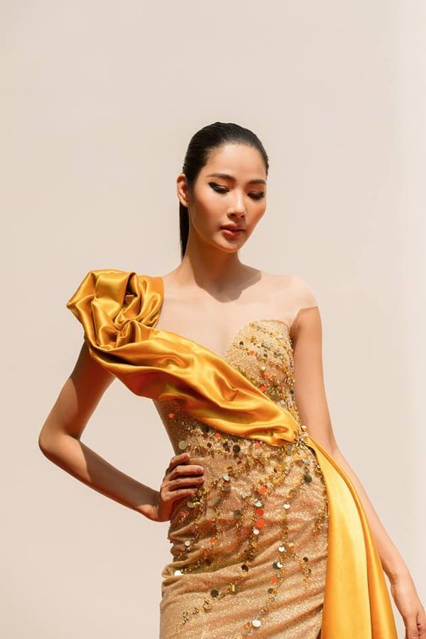 Chân dài xứ Thanh chọn Link Vào SHBET88 Mới Nhất đuôi ngựa trẻ trung, đơn giản.  