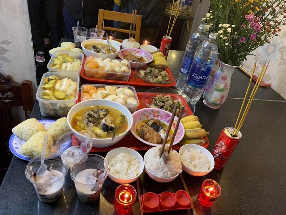 Mâm cơm ấm cúng của các nghệ sĩ và nhân viên tại sân khấu kịch Hồng Vân nấu với những Shbet0099 cá cược trực tuyến mà cố nghệ sĩ Anh Vũ thích nhất.
