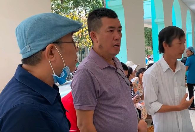 Danh hài Trung Dân, Nhật Cường tới thăm nghệ sĩ Lê Bình.  