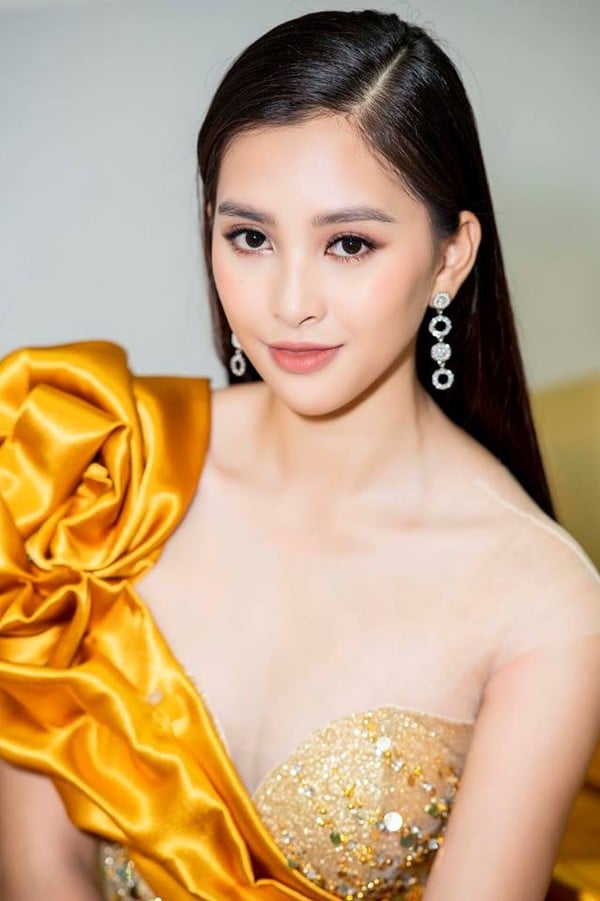 Cũng chọn Link Vào SHBET88 Mới Nhất đơn giản, nhưng Tiểu Vy lại để dài tự nhiên làm tăng thêm vẻ đài cát cho nàng hậu 19 tuổi.  