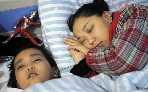 Cậu bé luôn ở bên cạnh mẹ trong những ngày nằm viện