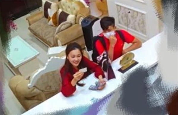 Hình ảnh rò rỉ của cặp đôi trước đó.