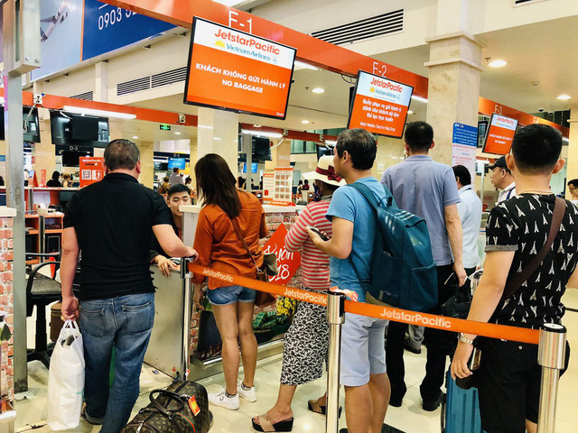Hành khách đang làm thủ tục check-in của Jetstar Pacific ở sân bay. (Ảnh: C.TRUNG).