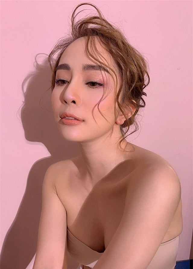 Chỉ chụp bằng điện thoại, Quỳnh Nga cũng khiến nhiều người chú ý vì nhan sắc.  