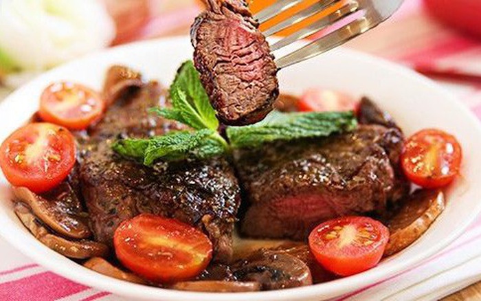 Thịt bò nhiều dinh dưỡng ăn vào buổi tối sẽ khiến mẹ bầu khó tiêu 