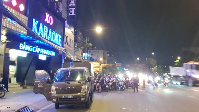 Công an khám xét quán karaoke của đại gia Phúc XO xuyên đêm.