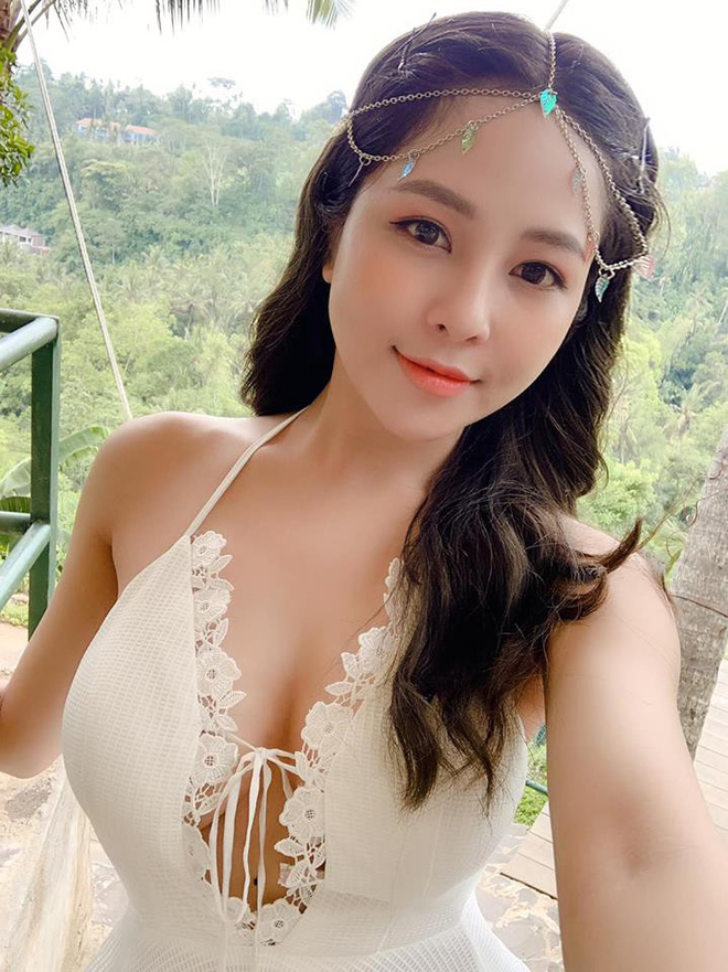 Sở hữu thân hình cân đối với những đường cong nóng bỏng cùng gương mặt ưa nhìn và nụ cười ngọt ngào, Trâm Anh  nhận được sự chú ý đặc biệt từ khán giả.    