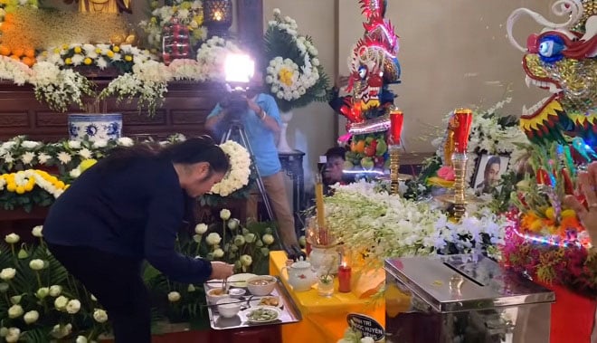 Hồng Vân thắp hương, cúng bữa cơm đầu tiên cho Anh Vũ khi thi hài được đưa về chùa Ấn Quang.    