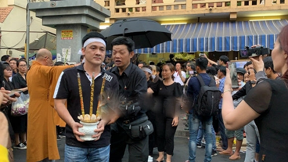 Em trai cố nghệ sĩ Anh Vũ thay mặt Shbet111 slot, casino, thể thao, xổ số tiến hành lễ cúng bái.