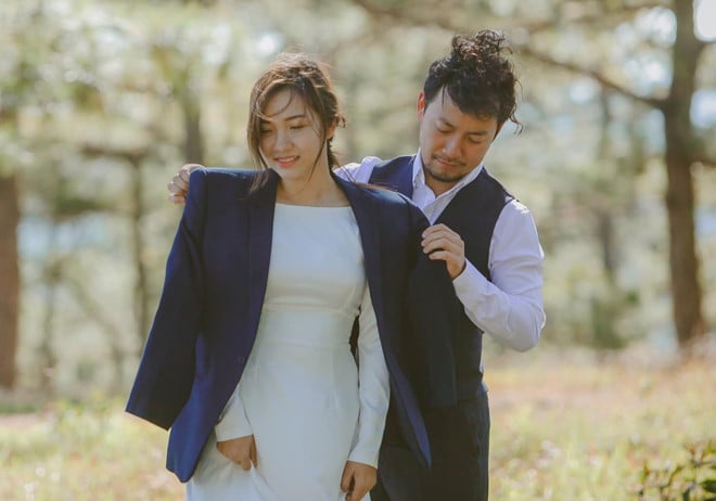 Trong các hình ảnh mà Tiến Đạt khoe trên trang cá nhân, anh và vợ chọn phong cách trẻ trung, hài hước.   