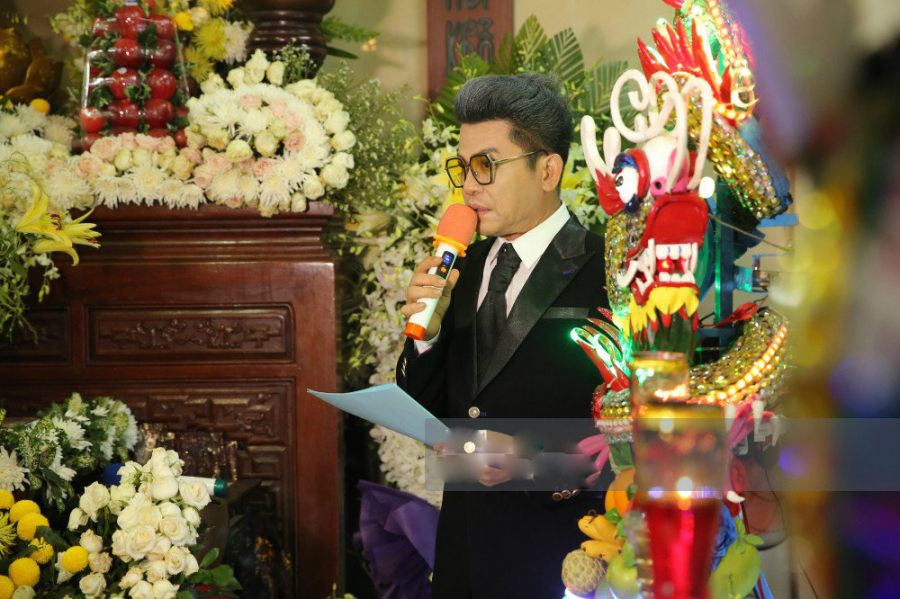 MC Thanh Bạch đọc điếu văn nghệ sĩ Anh Vũ.