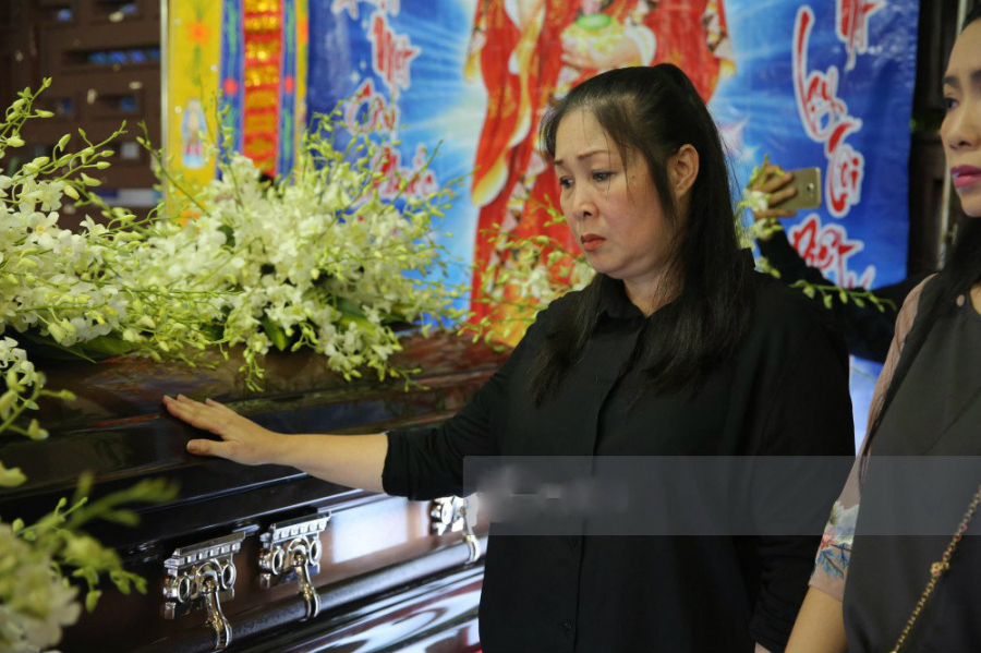 NSND Hồng Vân có mặt từ sáng sớm, lặng người trước linh cữu Anh Vũ.  