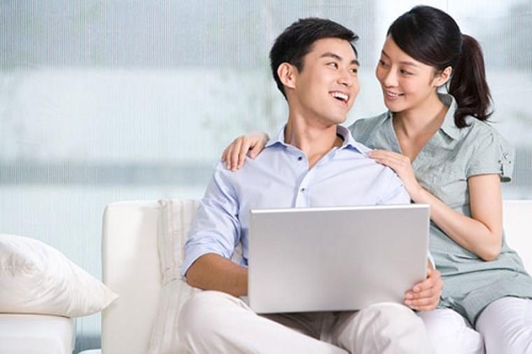 Anh ấy luôn vui vẻ khi bên bạn