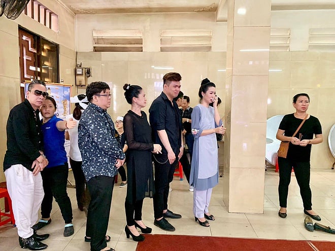 Đào Vân Anh và Trịnh Kim Chi khóc nghẹn ngào khi tới thắp hương Anh Vũ.  