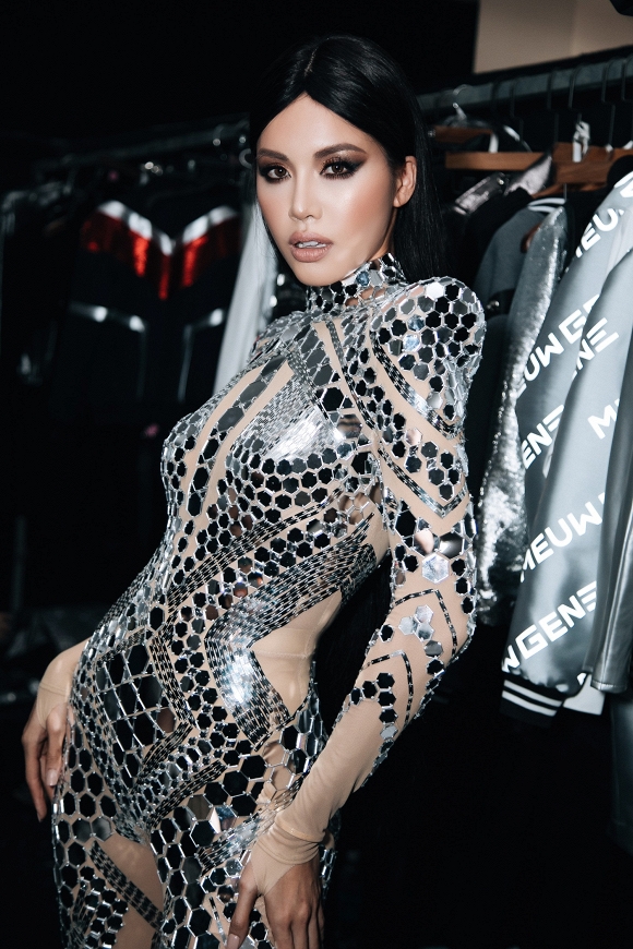 Sự xuất hiện mở đầu của Minh Tú khiến cả khán phòng nổ tung, đồng thời cũng giúp show diễn mở màn Tuần lễ thời trang Quốc tế Việt Nam Xuân Hè 2019 thêm trọn vẹn.  