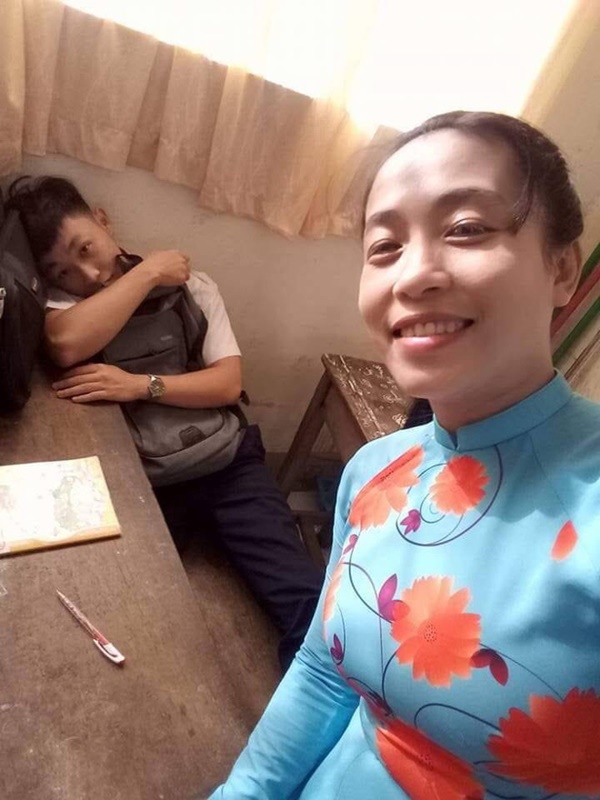 Hình ảnh cậu bé ngơ ngác phát hiện đang bị cô giáo chụp ảnh.