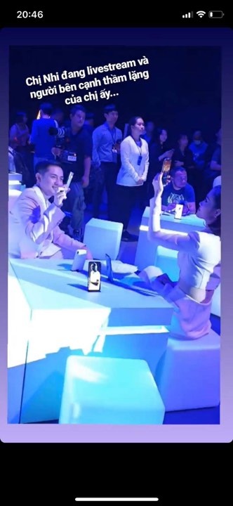 Ông Cao Thắng âm thầm hỗ trợ về khâu ánh sáng khi Đông Nhi livestream với fan.  