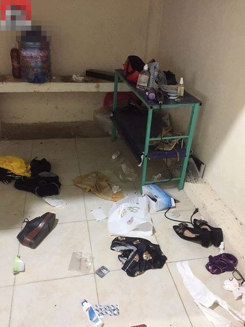 Quần áo, giày dép vứt bừa bãi dưới sàn nhà. Nguồn ảnh: Hóng.