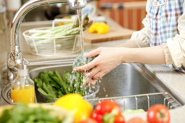 Rửa rau với nước vo gạo giúp loại bỏ chất độc