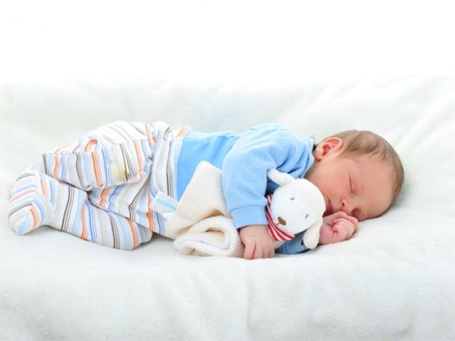 Với trẻ dưới 6 tuổi nên đi ngủ lúc 9 giờ tối