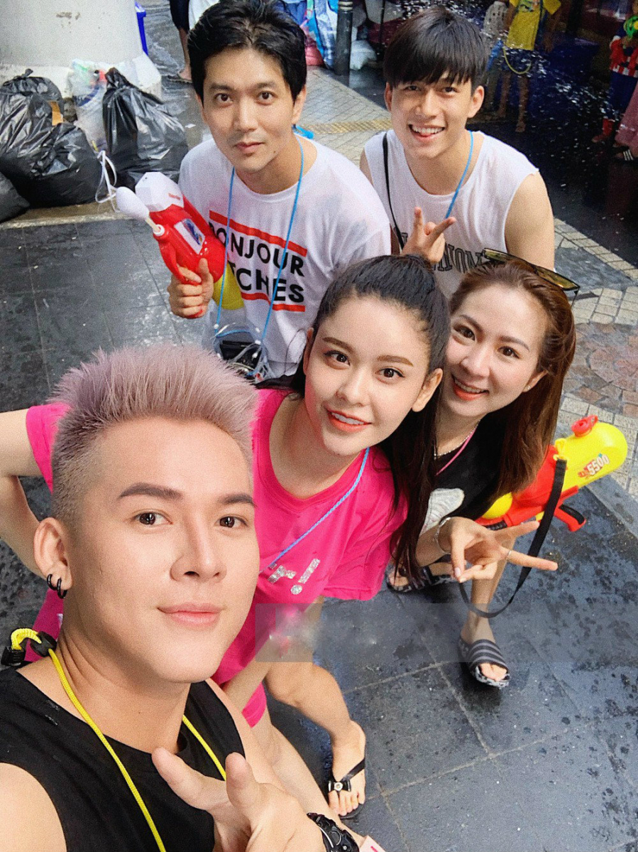 Tim và Trương Quỳnh Anh thoải mái chụp hình chung cùng bạn bè trong chuyến du lịch Thái Lan.