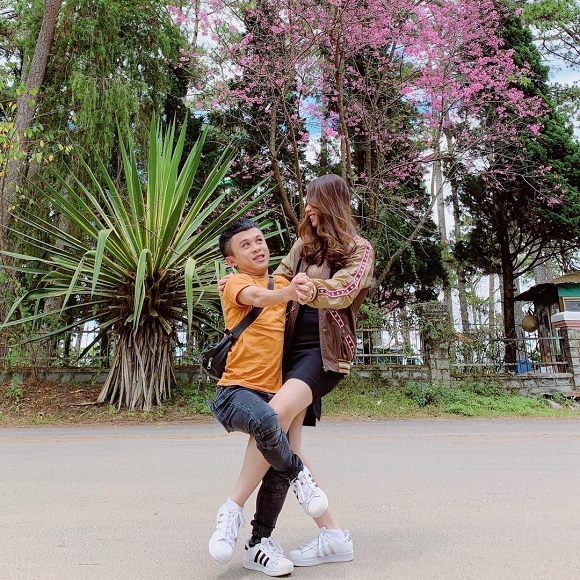 Nguyên nhân làm cho Xuân Tiến không lớn được, giữ mãi hình dáng nhỏ bé như một đứa trẻ là do tuyến yên có vấn đề và uống quá nhiều thuốc lúc nhỏ.    