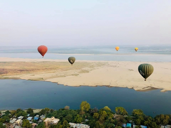 Chồng cũ Hồng Nhung chụp ảnh cùng nhau trên khinh khí cầu.  