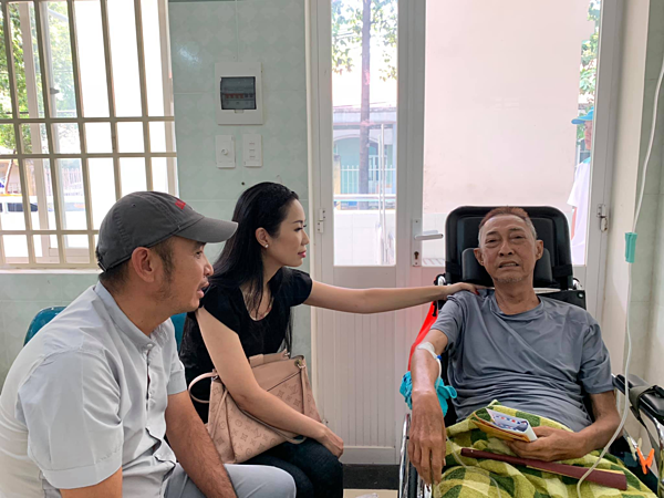 Nghệ sĩ Lê Bình trông mệt mỏi, yếu ớt hơn trước.    