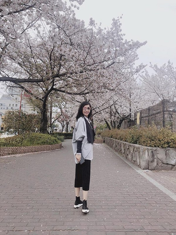 Mới đây trên fanpage của mình, Cát Phượng đã chia sẻ những hình ảnh trong chuyến du lịch Nhật Bản. Nhìn vào những bức ảnh, người xem vẫn có thể nhận ra điều khác biệt. Cát Phượng dạo này có vẻ thon gọn hơn trước, “Shbet888 phiên bản mới nhất” hơn trước. Nhìn những bức ảnh chụp “toàn cảnh”, Cát Phượng có vẻ cao như cao trên 1m70.    Sự nghi ngờ đổ dồn vào việc Cát Phượng đã dùng phần mềm chỉnh sửa để “kéo chân”. Chiều cao của Cô Cát khá hạn chế, nên có những bức ảnh như thế này quả là… khó.