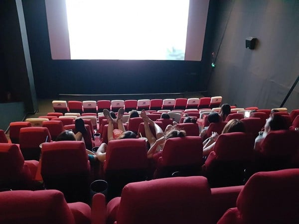 3 thanh niên đều có hành vi xấu xí gác chân lên ghế trong rạp chiếu phim, thậm chí chân còn đang đi cả giày.