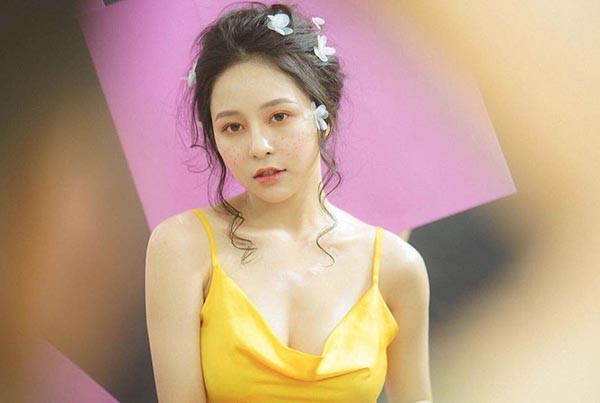 Hơn 1 năm trở lại đây, cô dược sĩ sinh năm 1996 Trâm Anh gây chú ý khi góp mặt trong loạt chương trình truyền hình như: Nóng cùng World Cup, Mảnh ghép tình yêu...    