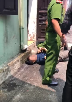 Ông bố bị công an bắt giữ vì đánh cô nhân tình của con trai.