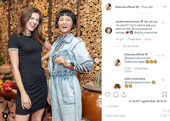 H'Hen Niê đọ dáng cùng thiên thần Victoria’s Secret - Sofie Rovenstine.    