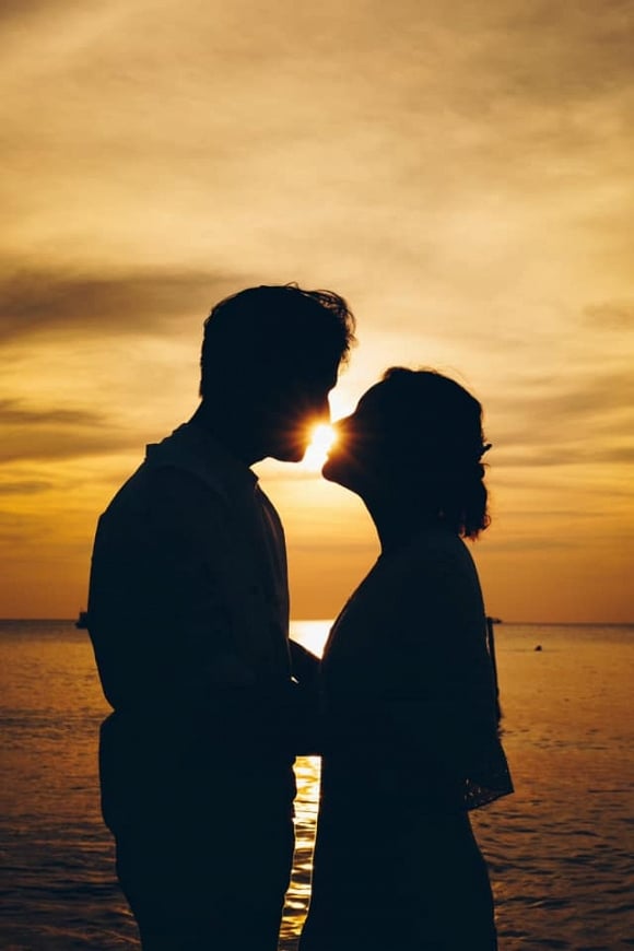Cách đây vài giờ, nam diễn viên lại gây bất ngờ khi đồng loạt đổi ảnh nền và ảnh đại diện trang cá nhân sang ảnh chụp cùng một cô gái giấu mặt. Cả hai trong Shbet999 com đăng nhập cô dâu và chú rể nắm tay nhau hạnh phúc dưới ánh hoàng hôn.    Các bạn bè, đồng nghiệp của Quý Bình như: Thanh Thức, Minh Dự, Lê Lộc... đều đồng loạt gửi chúc phúc đến nam diễn viên và bày tỏ sự sốt ruột khi chờ thiệp cưới. Đáp lại các bạn bè, Quý Bình đều nhấn 