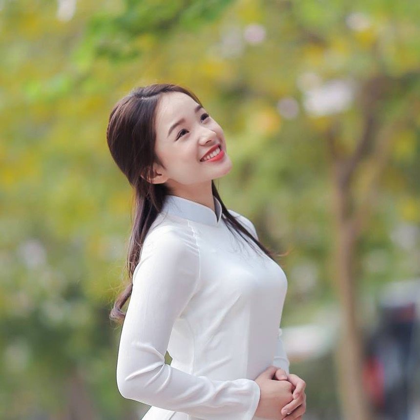 Tú Linh từng có ý định đi theo con đường nghệ thuật của bố mẹ. Tuy nhiên, hết cấp 3 cô quyết định sang Mỹ du học. Hiện tại, con gái lớn của Thanh Thanh Hiền đang theo học chuyên ngành Computer Science (Khoa học máy tính) tại Đại học Maryland (Mỹ).    