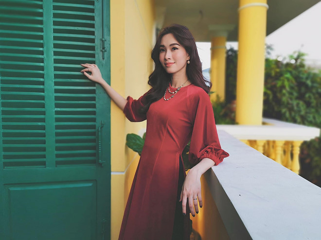 Trước Ngọc Trinh ít giờ, Hoa hậu Việt Nam 2012 - Đặng Thu Thảo cũng khoe nhan sắc dịu dàng trong tà áo dài truyền thống kiểu cổ điển. Cô khoe ảnh do chính tay chồng mình, doanh nhân Trung Tín, bấm máy.