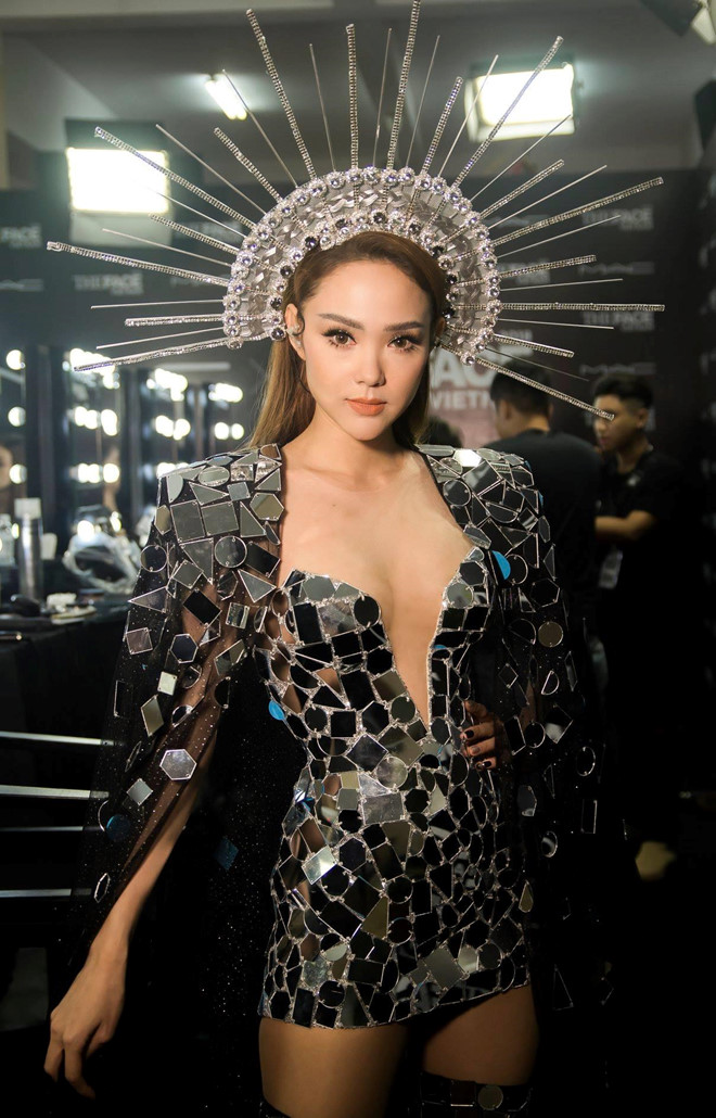 Sau hơn 1 ngày im lặng, Minh Hằng đã có những chia sẻ chính thức về cú nhào lộn suýt trượt ngã khỏi sàn runway tại “Vietnam International Fashion Week” tối 13/4. Nữ ca sĩ giải thích lỗi sàn diễn trơn khiến cô gặp sự cố không mong muốn. Cô cũng bức xúc vì lời giễu cợt của những người không biết rõ sự việc.