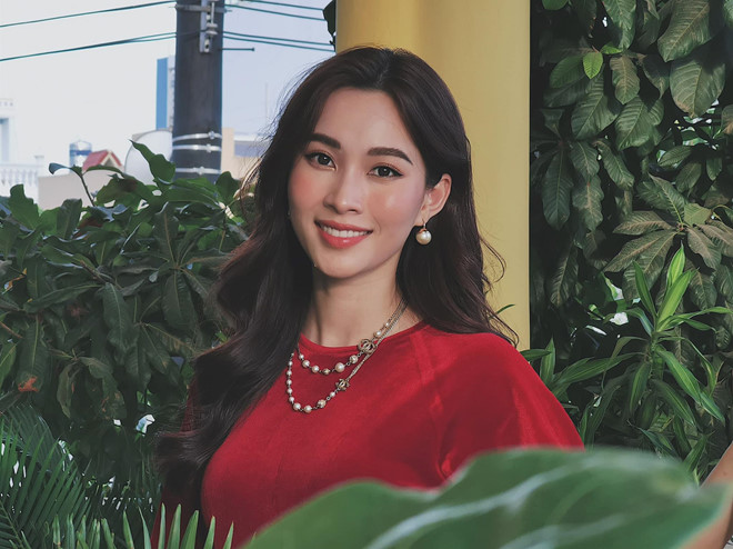 Từ góc chụp chính diện, Thu Thảo được khen sắc sảo, khá Tây giống Hoa hậu Việt Nam 2018 Trần Tiểu Vy. Lâu nay, khán giả đều nghĩ hai người đẹp đại diện cho 2 nhan sắc Việt khác hẳn nhau ở 2 giai đoạn: Thu Thảo dịu dàng còn Tiểu Vy hiện đại hơn.