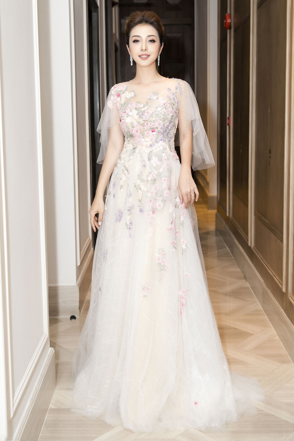 Bộ đầm bồng bềnh của Hoàng Hải đem tới cho Hoa hậu Jennifer Phạm vẻ lãng mạn, yêu kiều.    
