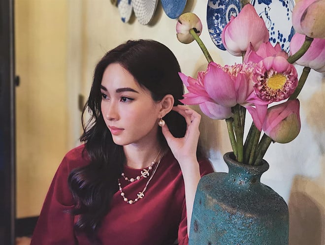 Trong bộ ảnh này, các đường nét trên khuôn mặt hoa hậu cũng trở nên sắc hơn do cách kẻ lông mày đậm và dài. Từ góc chụp này, gương mặt cô trông rất khác biệt.