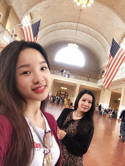 Trong mắt Tú Linh, mẹ là người rất tâm lý, vui tính. Cô coi NSƯT Thanh Thanh Hiền như người bạn thân, người phụ nữ đáng nể với nhân cách cao cả.