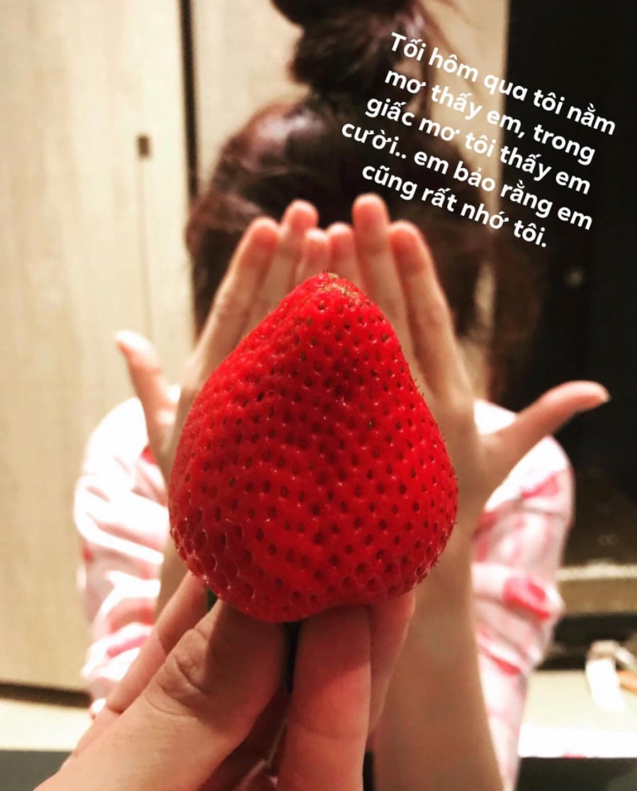 Giữ kín thông tin bạn gái, nhưng trên trang cá nhân Vĩnh Thụy vẫn úp mở nhiều hình ảnh cùng chia sẻ hết sức ngọt ngào về một nửa của mình. Mới đây, nam người mẫu đăng khoảnh khắc che mặt một cô gái kèm status: 