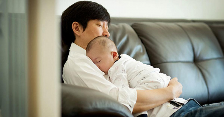 Thông tin tuyển người của ông bố trẻ nhận nhiều gạch đá