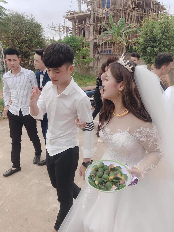 Ngày chị mặc váy trắng cô dâu rất xinh đẹp nhưng cậu em này lại không thể cười được.