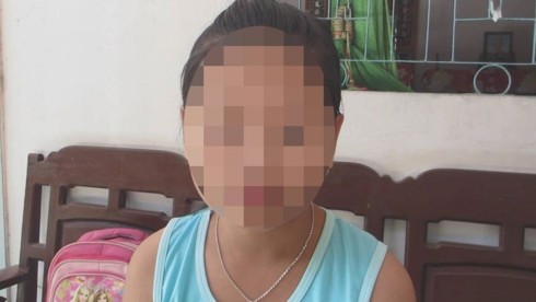 Bé H. phải tạm nghỉ học do quá sợ hãi. Ảnh: VOV.