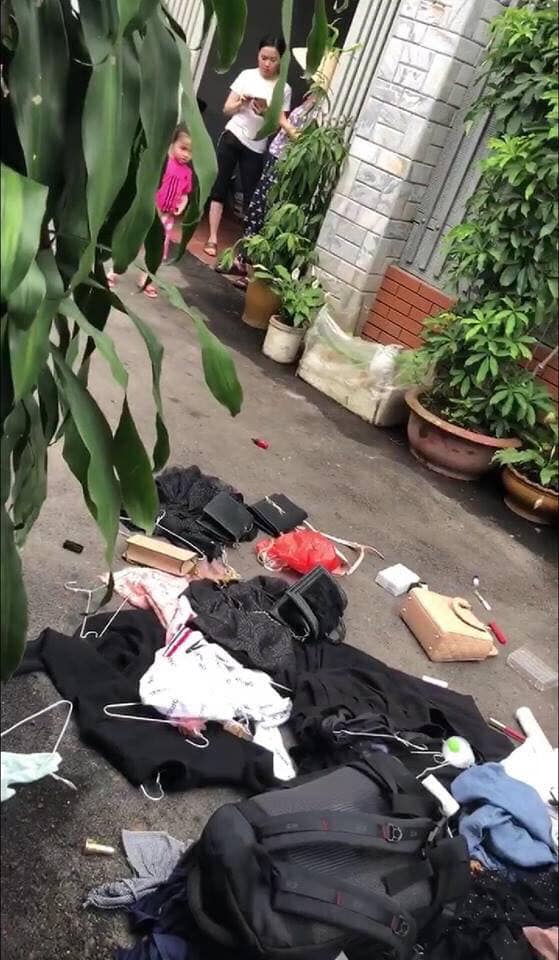 Vợ và bố mẹ chồng ném hết đồ đạc của bồ nhí ra khỏi phòng.