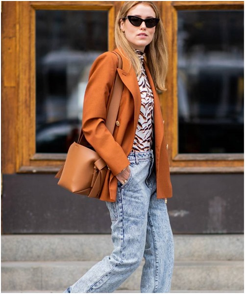 Với nàng công sở, diện quần jeans bạc màu cùng áo blazer và giày cao gót.    